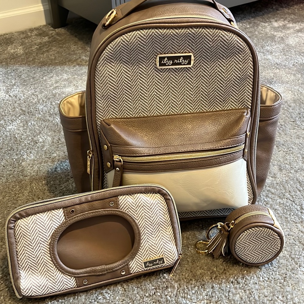 Smal Itzy Rittzy diaper bag set.